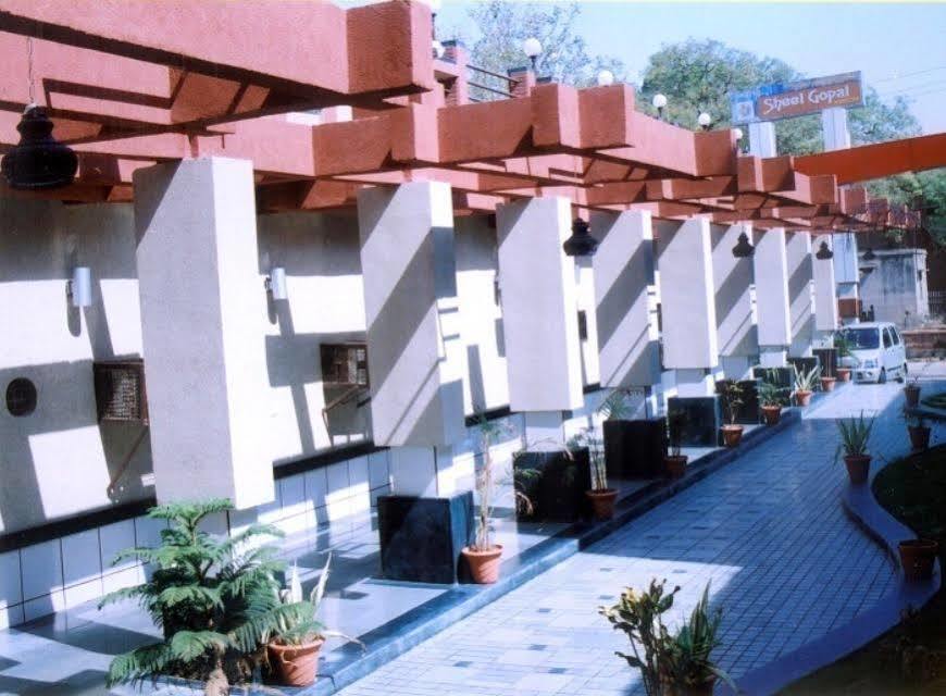 Sheel Gopal Vision Hotel Mathura Exterior foto